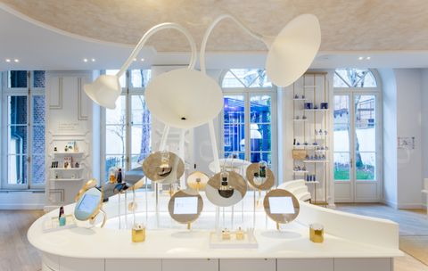 Salle d'exposition avec vitrines intégrées