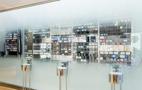 Espace d'accueil avec éclairage scénographique