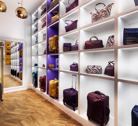 Vitrine et enseigne du magasin de maroquinerie