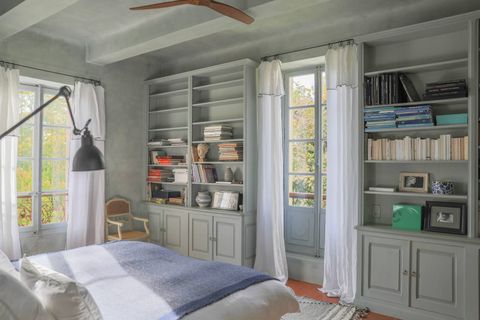 Chambre avec murs en pierre apparente