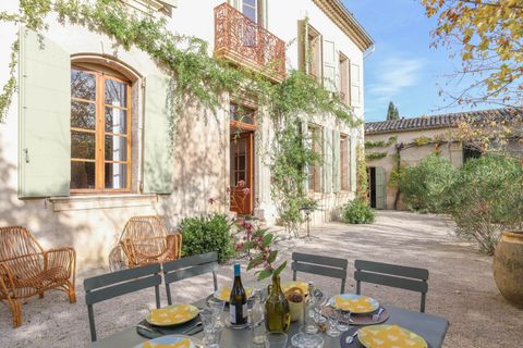 Façade rénovée d'une bastide provençale avec terrasse aménagée
