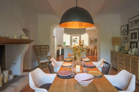 Salle à manger avec plafond bois et pierre