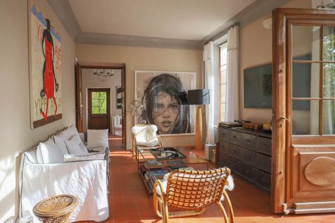 Intérieur rénové d'une bastide provençale avec décoration artistique
