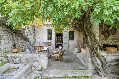 Terrasse extérieure ombragée d'une bastide rénovée en Provence