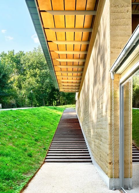 Escalier extérieur et accès à la salle de spectacle de Châteaufort