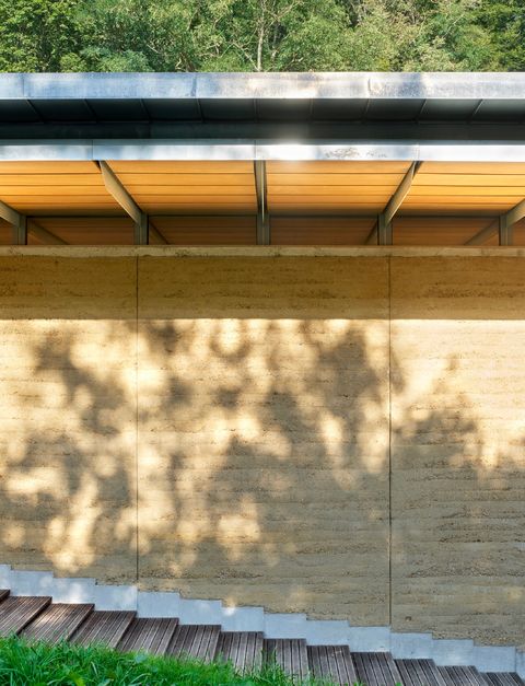 Détail du mur en pisé de terre de la salle de spectacle de Châteaufort