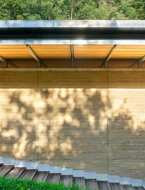 Détail du mur en pisé de terre de la salle de spectacle de Châteaufort