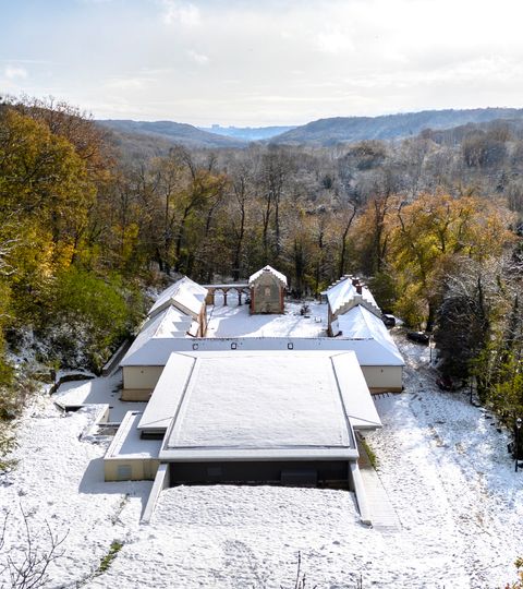 Salle de spectacle de Châteaufort en hiver sous la neige