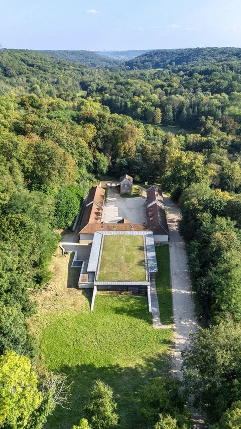 Vue aérienne du bâtiment culturel de Châteaufort dans le Domaine d'Ors