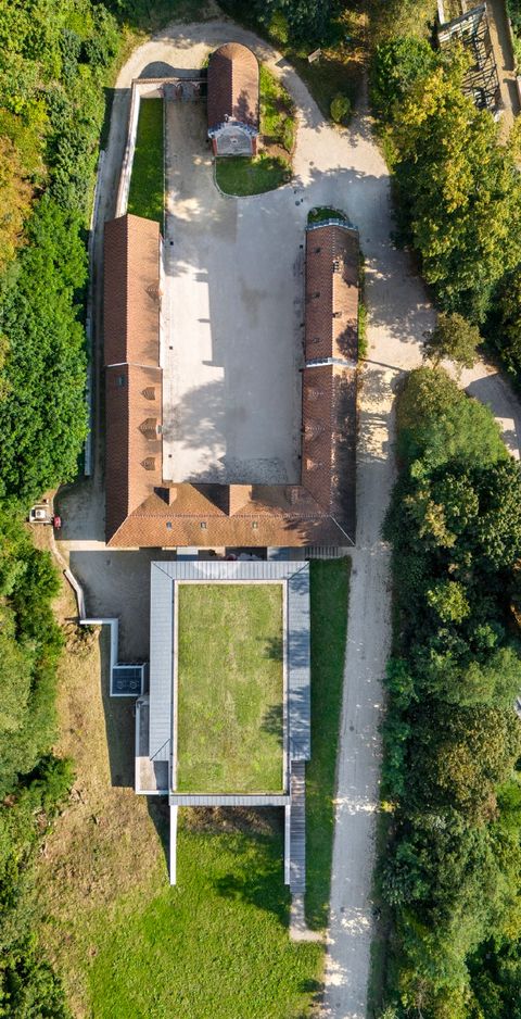 Vue aérienne de la salle de spectacle de Châteaufort avec son toit végétalisé