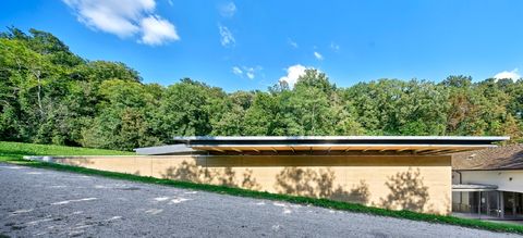 Vue panoramique de la salle de spectacle de Châteaufort dans son environnement naturel
