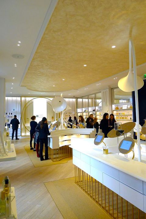 Mobilier d'exposition sur-mesure pour objets de parfumerie