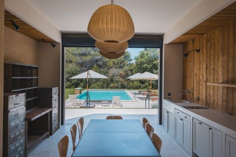 Cuisine extérieure en béton avec éléments en bois