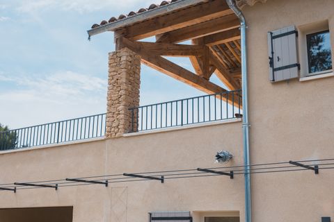 Détail de l’enduit à la chaux et des pierres apparentes