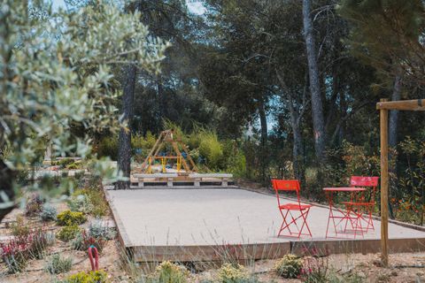 Jardin paysager autour de la maison à Ménerbes