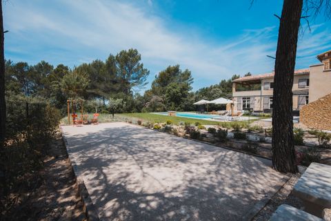 Patio ombragé dans le jardin de la maison à Ménerbes
