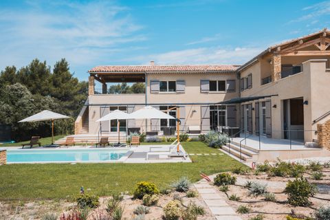 Vue d'ensemble du jardin et de la maison à Ménerbes