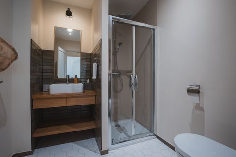 Salle de bain avec matériaux naturels et lumière douce