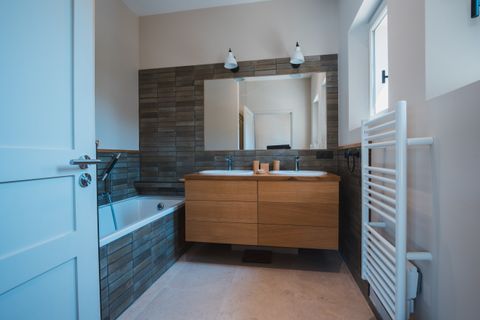 Salle de bain contemporaine avec baignoire