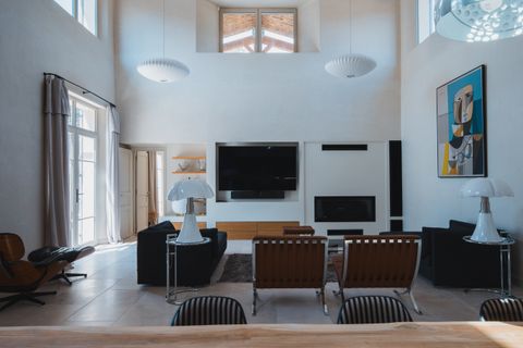 Salon avec double hauteur et mezzanine