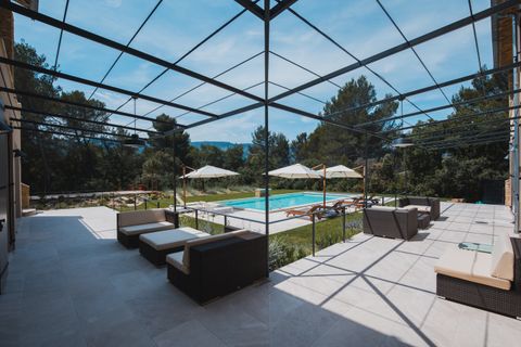 Salon extérieur sur terrasse en bois à Ménerbes
