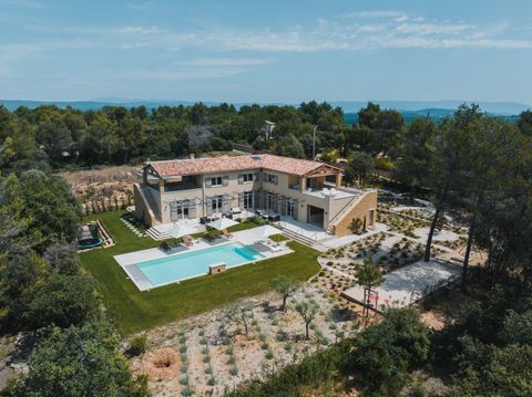 Vue aérienne de la façade de la maison contemporaine à Ménerbes