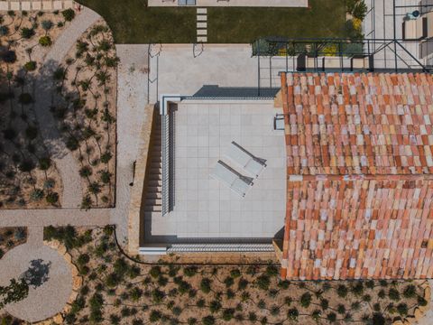 Vue plongeante sur la piscine et les collines du Luberon