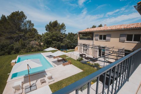 Vue sur la piscine depuis l’étage de la maison