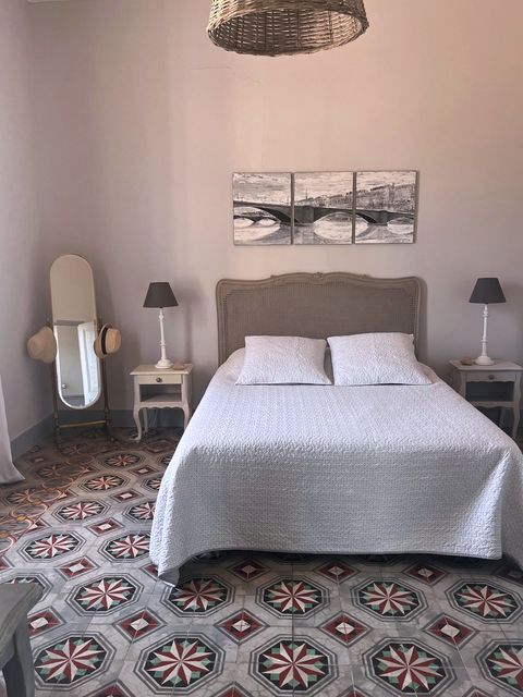 Chambre parentale lumineuse avec vue jardin