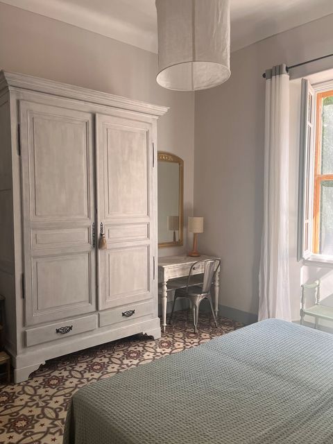 Escalier en bois et métal dans la maison rénovée