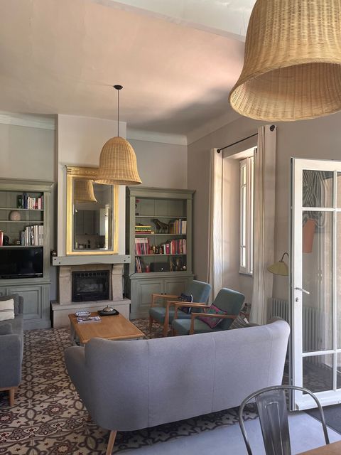 Salle de bain contemporaine dans la maison rénovée