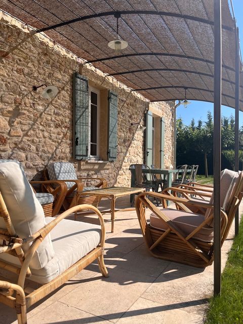 Vue du séjour lumineux de la maison rénovée dans le Luberon