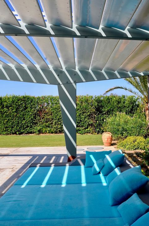 Jeux d’ombre sur les plages en béton autour de la piscine
