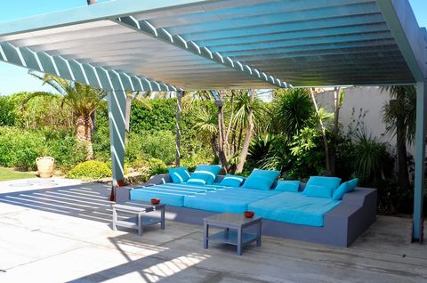 Piscine bordée par la ramade à Saint-Tropez