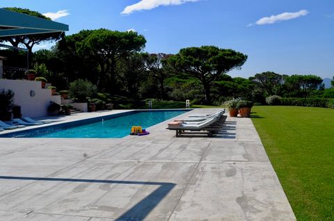 Vue d’ensemble du jardin, piscine et ramade à Saint-Tropez