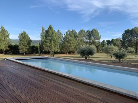 Piscine avec terrasse en bois et vue panoramique sur les oliviers du Luberon, Roussillon