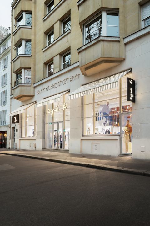 Entrée du magasin Agnès b à Paris dans un immeuble haussmannien des années 30