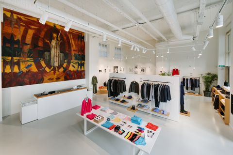 Vue globale de la boutique avec grands volumes blancs et lumière naturelle