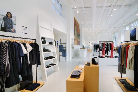 Scénographie intérieure du magasin avec peinture murale artistique et présentoirs