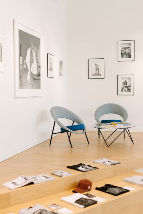 Détail de l’espace lounge avec fauteuils modernes et photographies encadrées