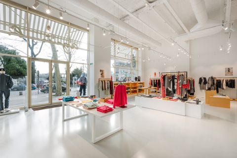 Vitrine du magasin Agnès b vue depuis la rue
