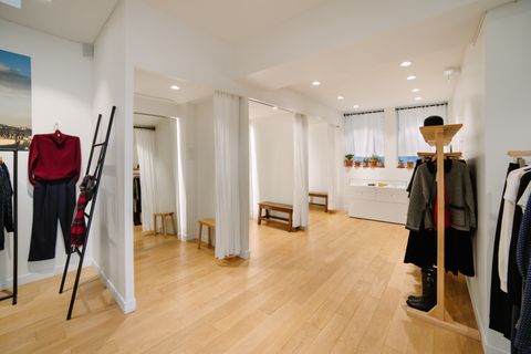 Cabines d’essayage du magasin avec murs blancs et parquet clair
